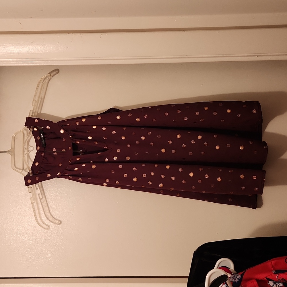 Like new! Burgundy top with rose gold pattern